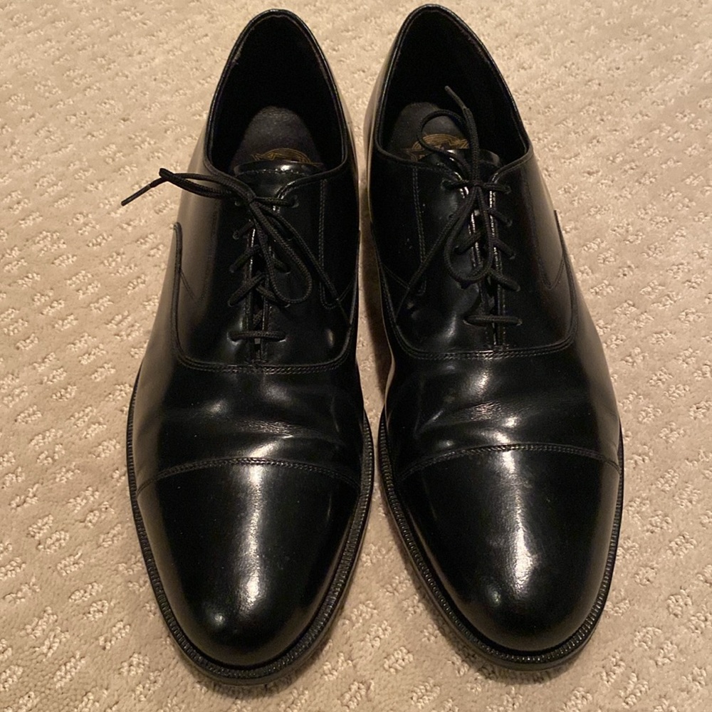 The Florsheim Shoe - men’s black leather cap toe Oxford size 10.5